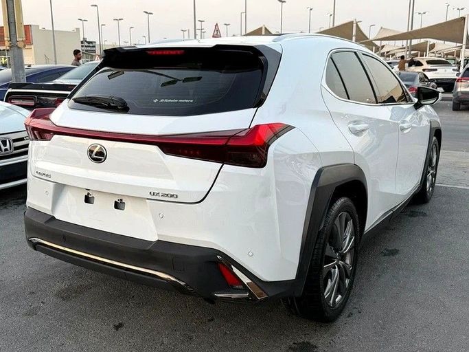 Подержанный Lexus UX 200 I, 2.0 л, 2021 в Дубае от Al Qemah Used Cars Белый цвет. GCC | AUTO.AE