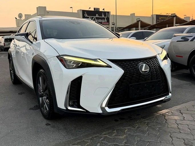 Подержанный Lexus UX 200 I, 2.0 л, 2021 в Дубае от Al Qemah Used Cars Белый цвет. GCC | AUTO.AE