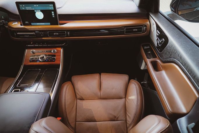 Подержанный Lincoln Aviator II, 3.0 л, 2023 в Дубае от Linda Cars Серый цвет. GCC | AUTO.AE