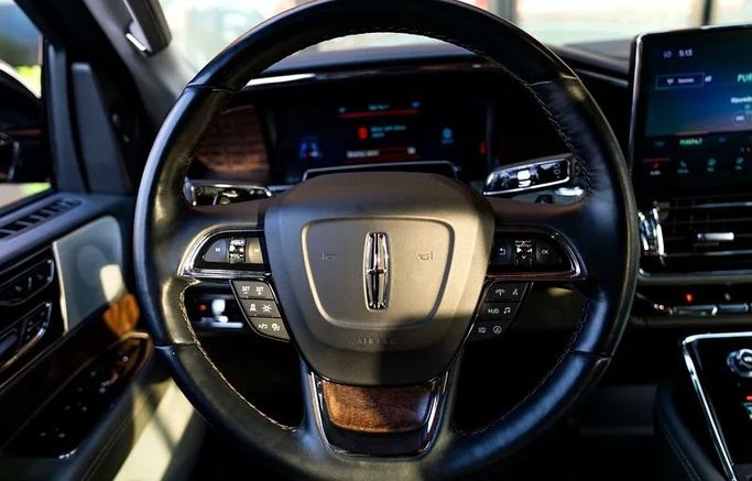 Подержанный Lincoln Navigator IV Рестайлинг, 3.5 л, 2024 в Дубае от 8 Ba Motors Зеленый цвет. GCC | AUTO.AE