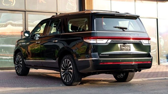 Подержанный Lincoln Navigator IV Рестайлинг, 3.5 л, 2024 в Дубае от 8 Ba Motors Зеленый цвет. GCC | AUTO.AE