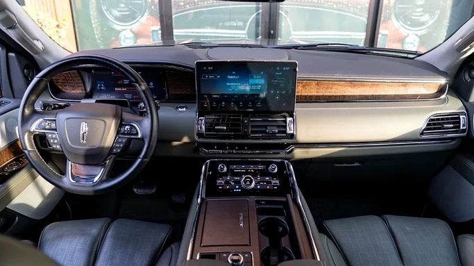 Подержанный Lincoln Navigator IV Рестайлинг, 3.5 л, 2024 в Дубае от 8 Ba Motors Зеленый цвет. GCC | AUTO.AE