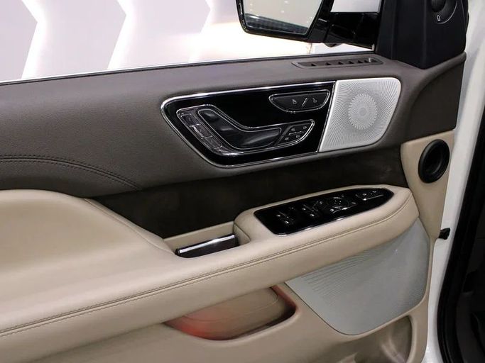 Подержанный Lincoln Navigator IV Рестайлинг, 3.5 л, 2022 в Дубае от Hot Wheel Used Motors Белый цвет. Other | AUTO.AE