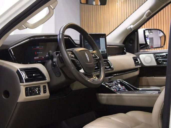 Подержанный Lincoln Navigator IV Рестайлинг, 3.5 л, 2022 в Дубае от Hot Wheel Used Motors Белый цвет. Other | AUTO.AE