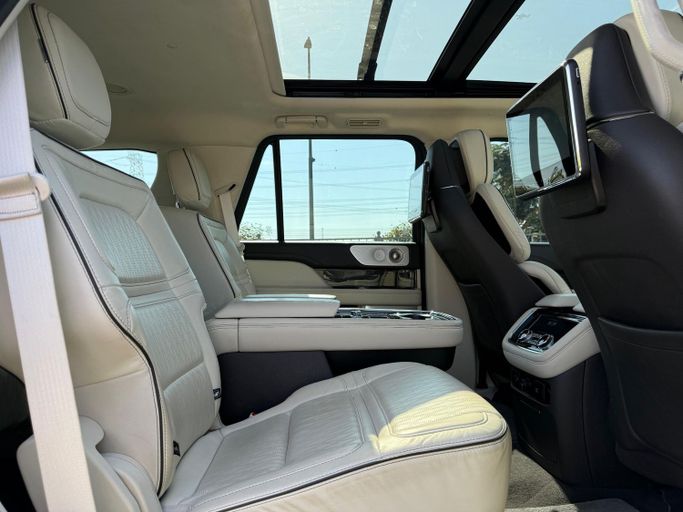 Подержанный Lincoln Navigator IV, 3.5 л, 2021 в Дубае от Ideal Cars LLC Серый цвет. GCC | AUTO.AE