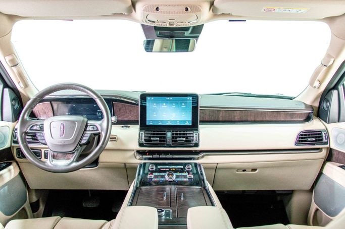 Подержанный Lincoln Navigator IV, 3.5 л, 2021 в Дубае от The Car Superstore Белый цвет. GCC | AUTO.AE