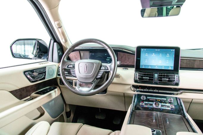 Подержанный Lincoln Navigator IV, 3.5 л, 2021 в Дубае от The Car Superstore Белый цвет. GCC | AUTO.AE