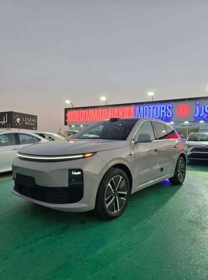 Новый LiXiang L7 I Рестайлинг, 1.5 л, 2024 в Дубае от Mohamed Hakim Motors Серебристый цвет. Китайская | AUTO.AE