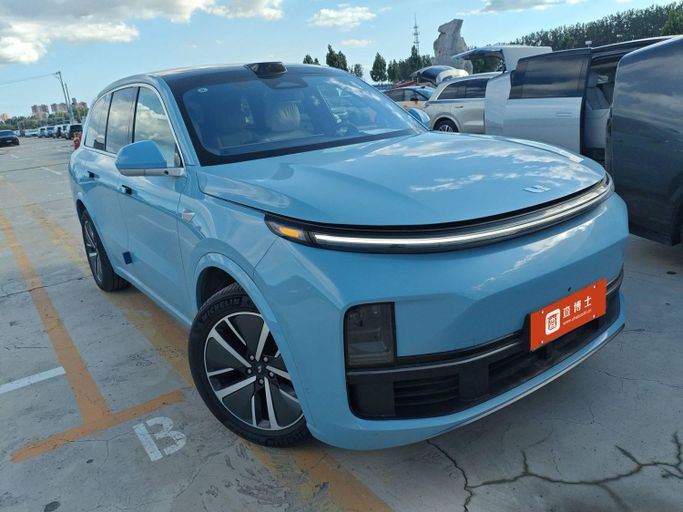 Подержанный LiXiang L8 I Рестайлинг, 1.5 л, 2024 в Дубае Голубой цвет. Китайская | AUTO.AE
