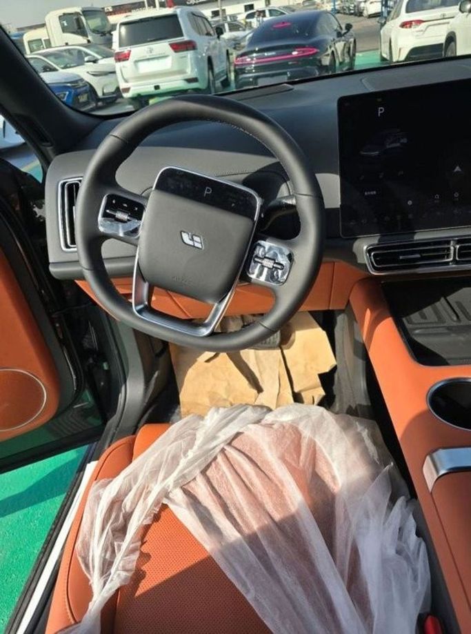 Новый LiXiang L9 I Рестайлинг, 1.5 л, 2024 в Дубае от Mohamed Hakim Motors Серый цвет. GCC | AUTO.AE