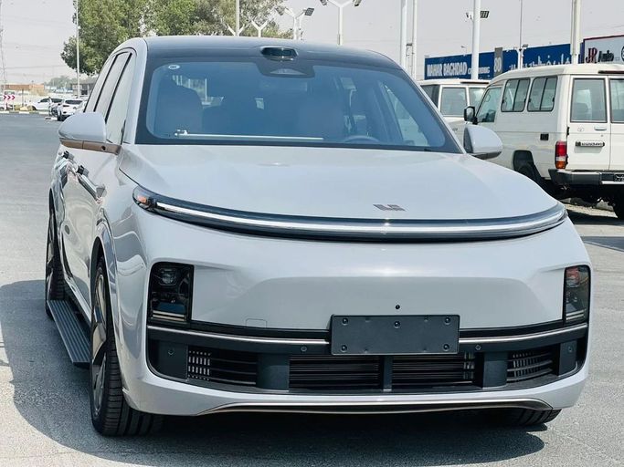 Новый LiXiang L9 I Рестайлинг, 1.5 л, 2025 в Дубае от My Way Motors Серебристый цвет. Китайская | AUTO.AE