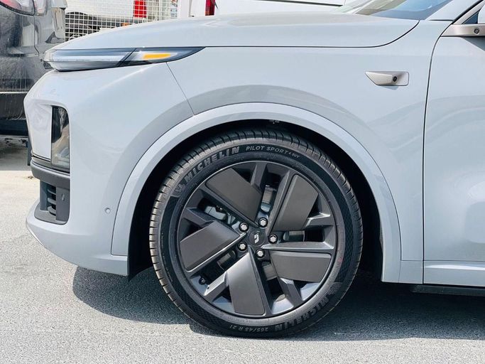 Новый LiXiang L9 I Рестайлинг, 1.5 л, 2025 в Дубае от My Way Motors Серебристый цвет. Китайская | AUTO.AE
