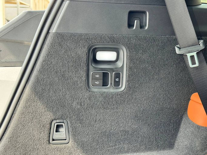 Used LiXiang L9 I Facelift, 1.5 l, 2025 in Dubai by EvExperts, Silver color. Chinese Specs | AUTO.AE