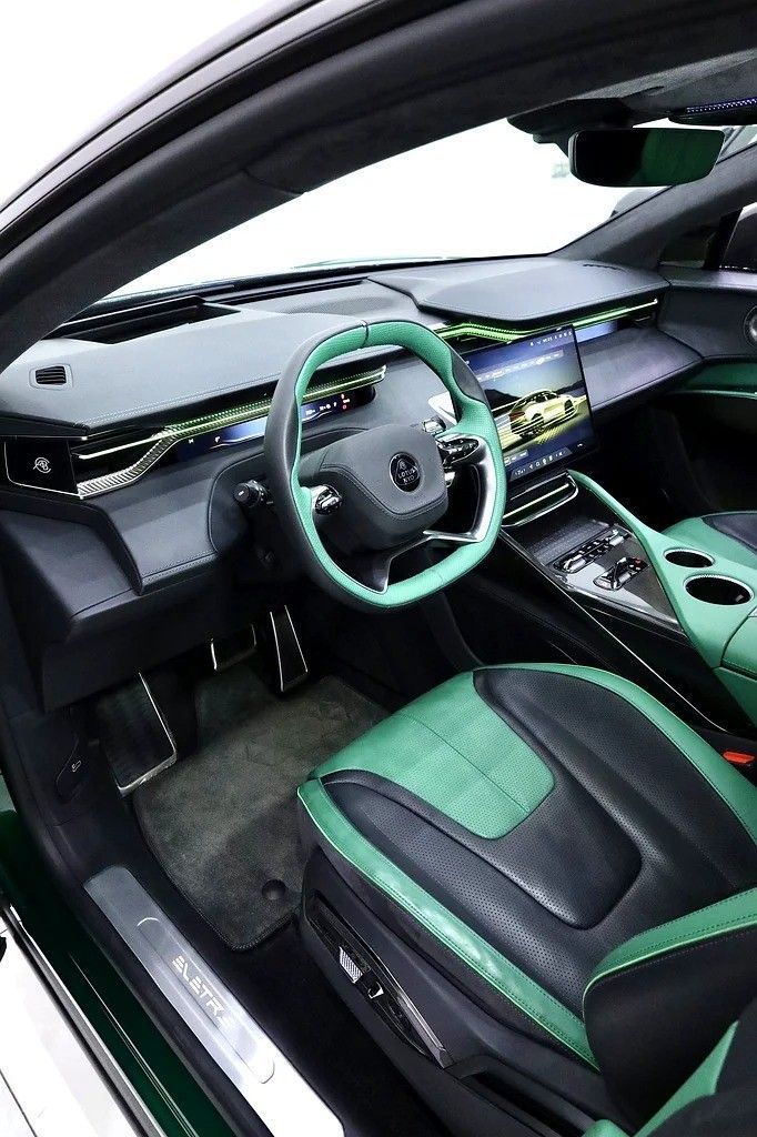 Подержанный Lotus Eletre, 2023 в Дубае от Al Faris Motors Зеленый цвет. GCC | AUTO.AE