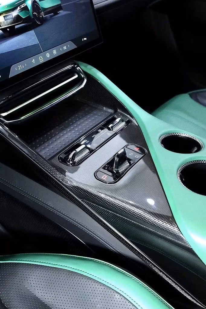 Подержанный Lotus Eletre, 2023 в Дубае от Al Faris Motors Зеленый цвет. GCC | AUTO.AE