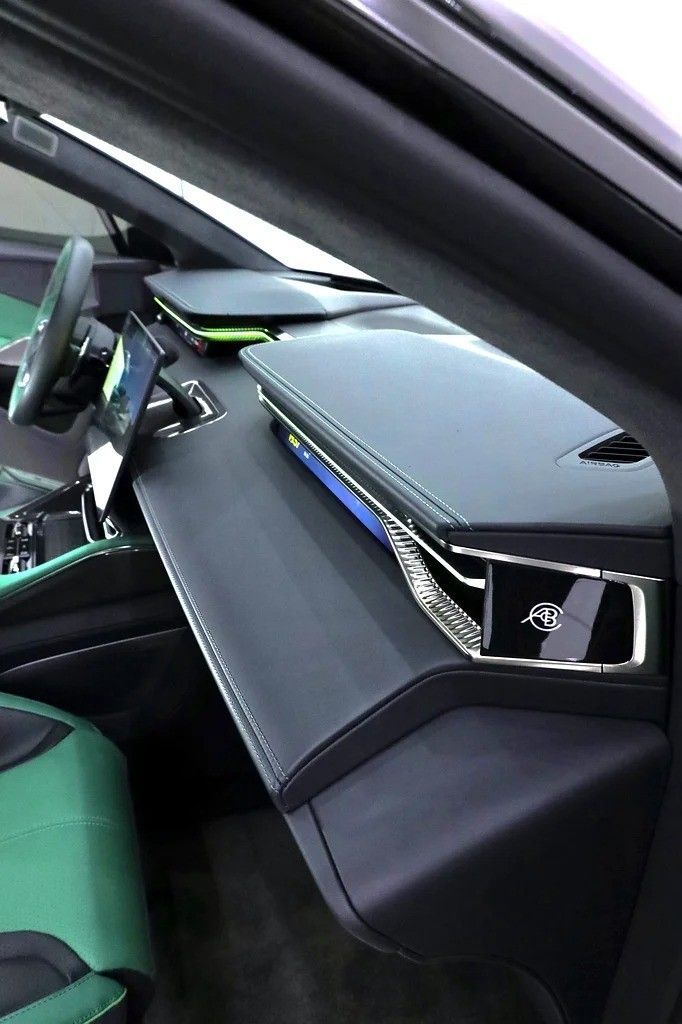 Подержанный Lotus Eletre, 2023 в Дубае от Al Faris Motors Зеленый цвет. GCC | AUTO.AE