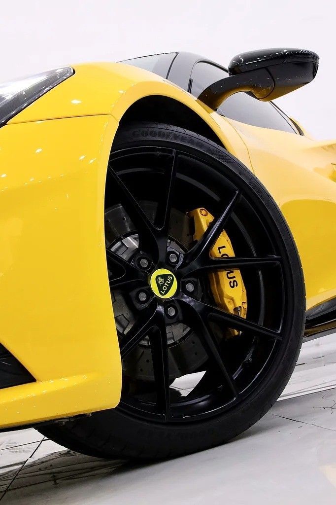 Подержанный Lotus Emira, 3.5 л, 2023 в Дубае от Al Faris Motors Желтый цвет. GCC | AUTO.AE