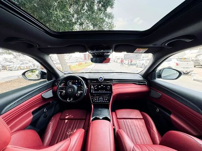 Подержанный Maserati Grecale, 2.0 л, 2023 в Дубае от Mirza Automobile FZE Черный цвет. Японская | AUTO.AE