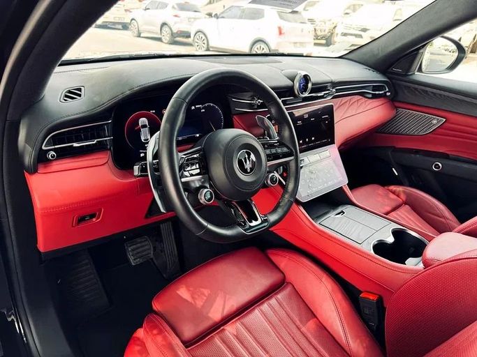 Подержанный Maserati Grecale, 2.0 л, 2023 в Дубае от Mirza Automobile FZE Черный цвет. Японская | AUTO.AE