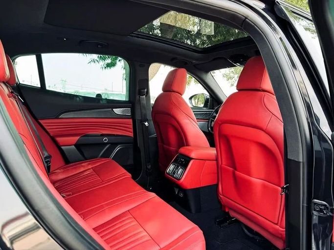 Подержанный Maserati Grecale, 2.0 л, 2023 в Дубае от Mirza Automobile FZE Черный цвет. Японская | AUTO.AE