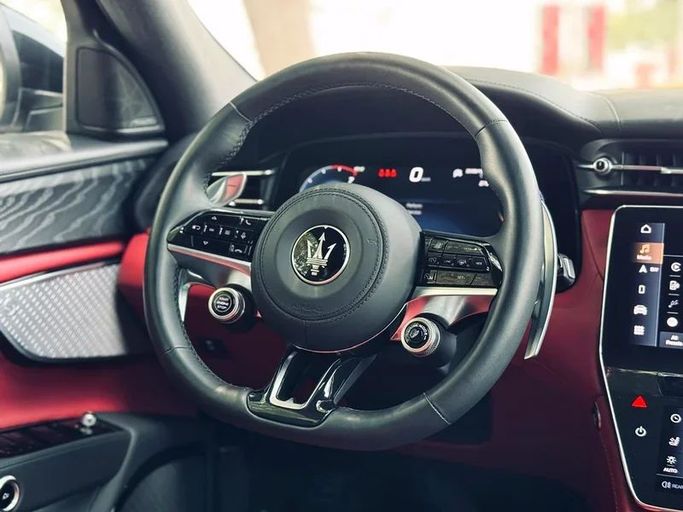 Подержанный Maserati Grecale, 2.0 л, 2023 в Дубае от Mirza Automobile FZE Черный цвет. Японская | AUTO.AE