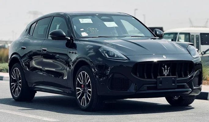Подержанный Maserati Grecale, 2.0 л, 2023 в Дубае от Mirza Automobile FZE Черный цвет. Японская | AUTO.AE