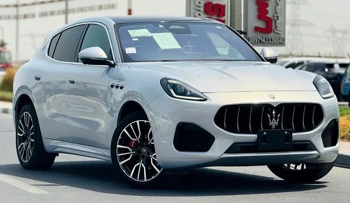 Подержанный Maserati Grecale, 2.0 л, 2023 в Дубае от Mirza Automobile FZE Серебристый цвет. Японская | AUTO.AE