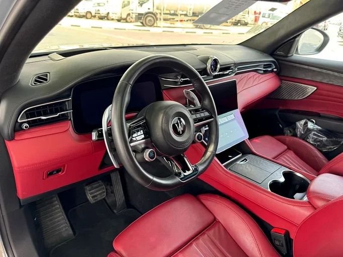 Подержанный Maserati Grecale, 2.0 л, 2023 в Дубае от Mirza Automobile FZE Серебристый цвет. Японская | AUTO.AE