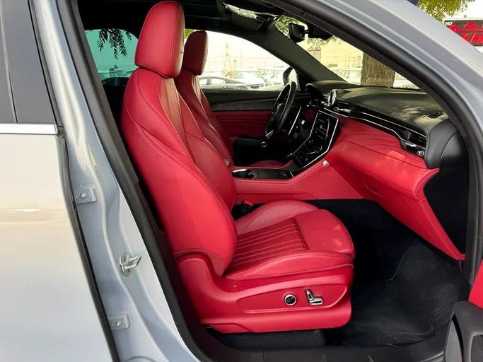 Подержанный Maserati Grecale, 2.0 л, 2023 в Дубае от Mirza Automobile FZE Серебристый цвет. Японская | AUTO.AE