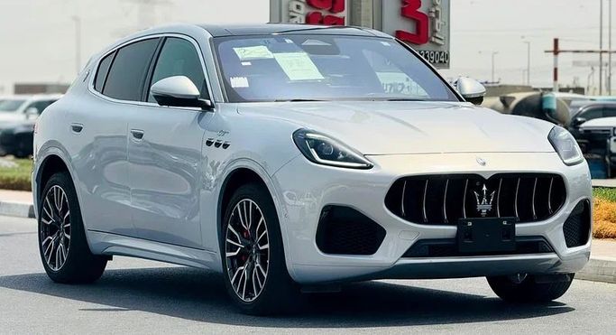 Подержанный Maserati Grecale, 2.0 л, 2023 в Дубае от Mirza Automobile FZE Серебристый цвет. Японская | AUTO.AE