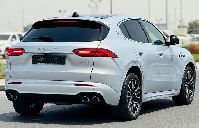 Подержанный Maserati Grecale, 2.0 л, 2023 в Дубае от Mirza Automobile FZE Серебристый цвет. Японская | AUTO.AE