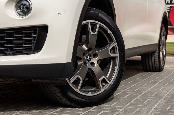 Подержанный Maserati Levante I, 3.0 л, 2020 в Дубае от Linda Cars Белый цвет. GCC | AUTO.AE