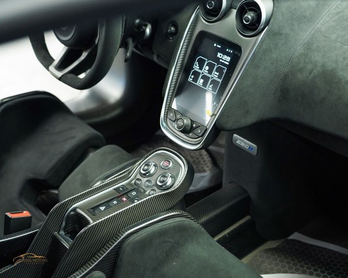 Новый McLaren 620R I, 3.8 л, 2021 в Дубае от Pearl Motors Голубой цвет. Европейская | AUTO.AE