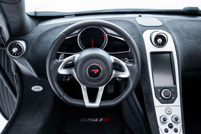 مستعملة McLaren 650S, 3.8 l, 2015 في في دبي من Exotic Cars، اللون أبيض. مواصفات الخليج | AUTO.AE