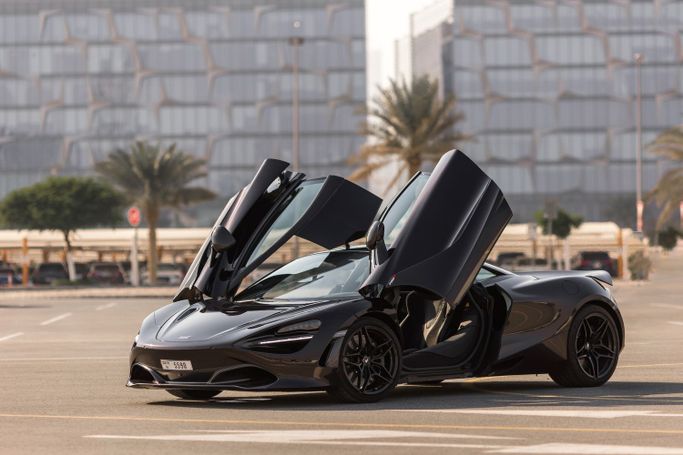 McLaren 720S, 2022 купе спорт класса в Дубае от Uptown Rent A Car LLC тёмно-бордовый цвет | AUTO.AE