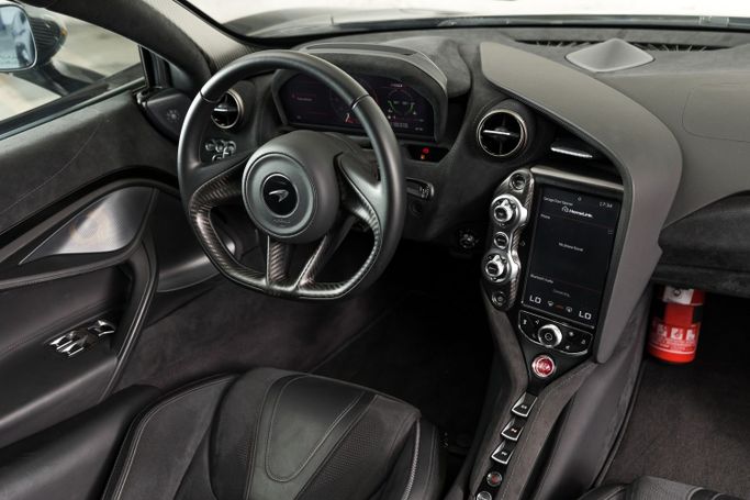 McLaren 720S, 2022 купе спорт класса в Дубае от Uptown Rent A Car LLC тёмно-бордовый цвет | AUTO.AE