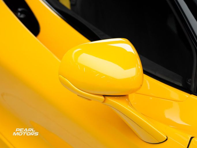 Подержанный McLaren 720S, 4.0 л, 2021 в Дубае от Pearl Motors Желтый цвет. Европейская | AUTO.AE