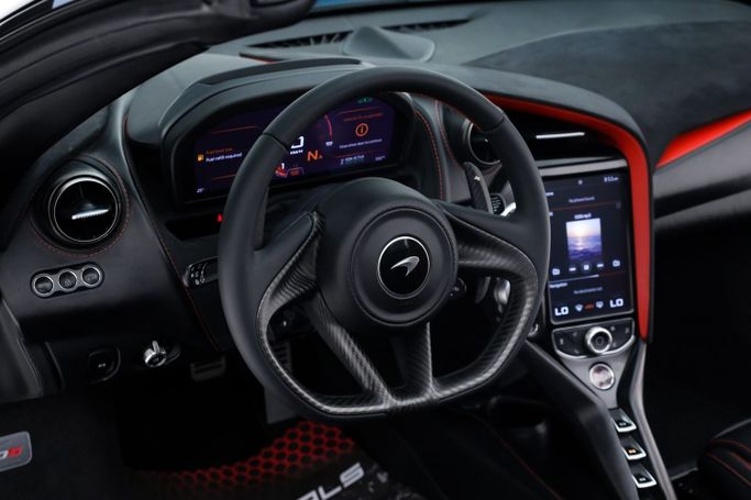 Подержанный McLaren 720S Spider, 4.0 л, 2019 в Дубае от AUTO DEALS Голубой цвет. GCC | AUTO.AE