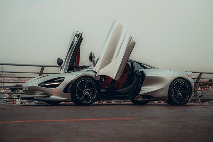 McLaren 750S, 2024 родстер spider  класса в Дубае от Uptown Rent A Car LLC серебристый цвет | AUTO.AE
