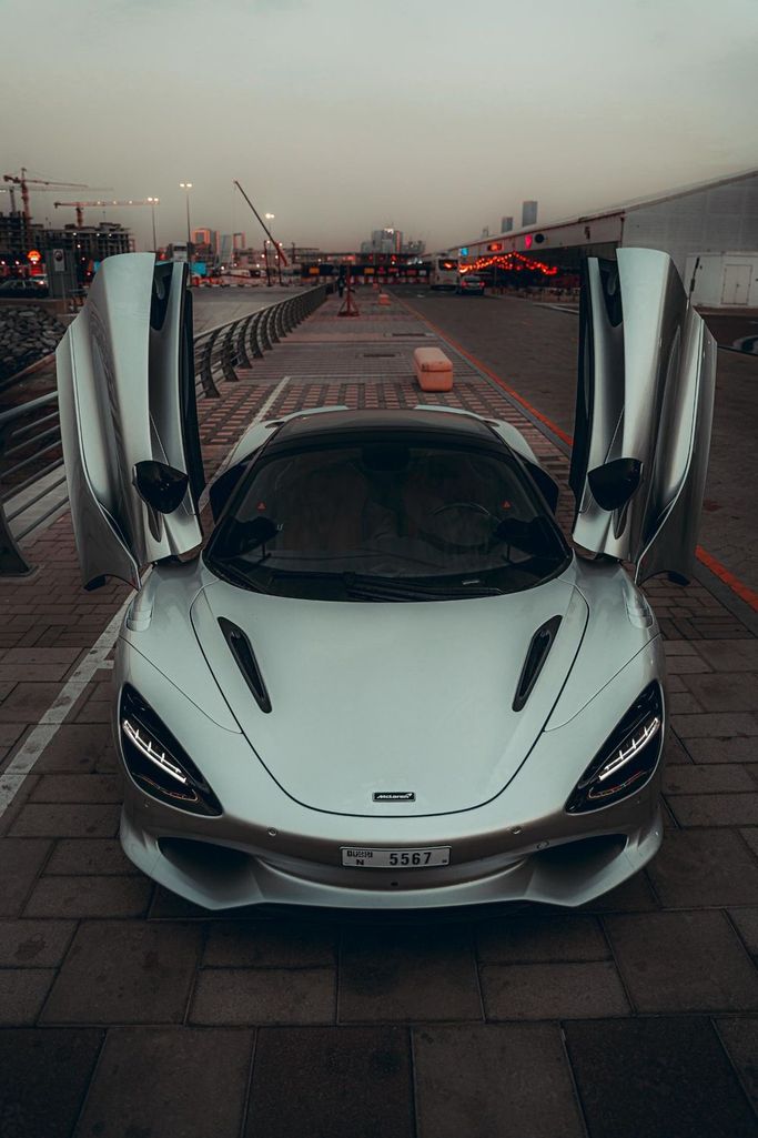 McLaren 750S, 2024 родстер spider  класса в Дубае от Uptown Rent A Car LLC серебристый цвет | AUTO.AE