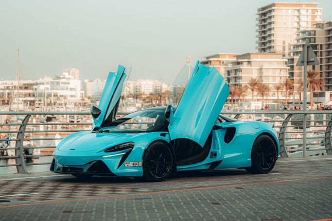 McLaren Artura, 2025 родстер spider спорт класса в Дубае от Uptown Rent A Car LLC голубой цвет | AUTO.AE