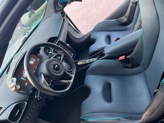 McLaren Artura, 2025 родстер spider спорт класса в Дубае от Uptown Rent A Car LLC голубой цвет | AUTO.AE