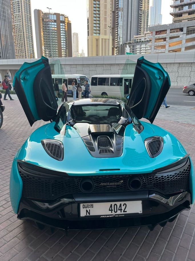 McLaren Artura, 2025 родстер spider спорт класса в Дубае от Uptown Rent A Car LLC голубой цвет | AUTO.AE