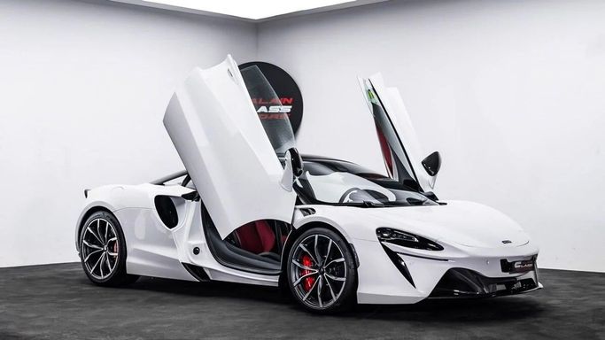New McLaren Artura, 3.0 l, 2024 in Dubai by Al Ain Class Motors, White color. GCC Specs | AUTO.AE