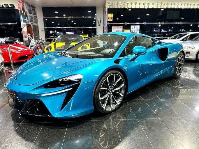 Подержанный McLaren Artura, 3.0 л, 2023 в Дубае от Top Line Motors Голубой цвет. GCC | AUTO.AE