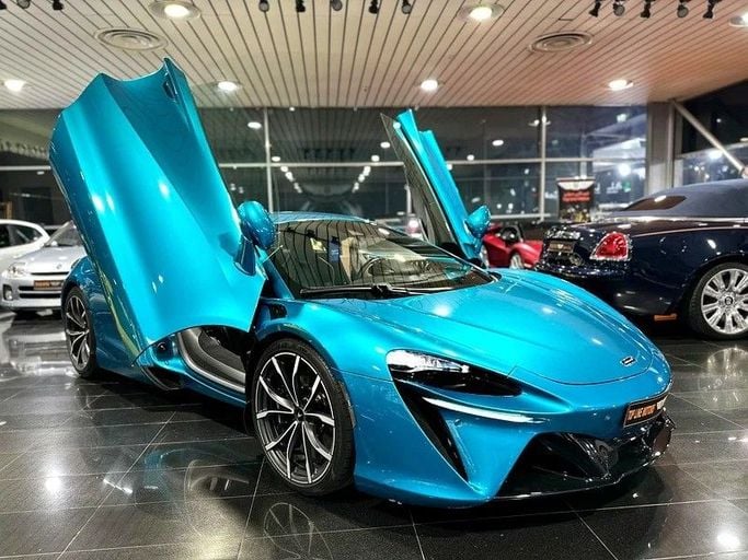 Подержанный McLaren Artura, 3.0 л, 2023 в Дубае от Top Line Motors Голубой цвет. GCC | AUTO.AE