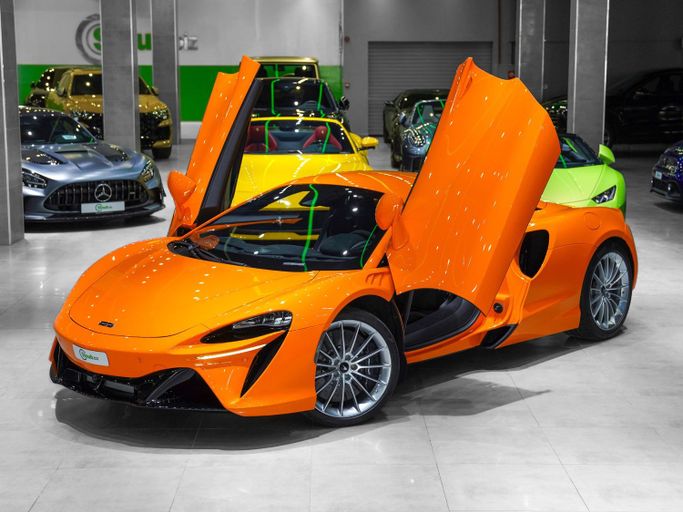 Подержанный McLaren Artura, 3.0 л, 2025 в Дубае от Stoub.biz Оранжевый цвет. Other | AUTO.AE | Объявление #252099