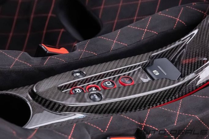 Подержанный McLaren P1 GTR, 3.8 л, 2015 в Дубае от AUTO DEALS Серый цвет. GCC | AUTO.AE