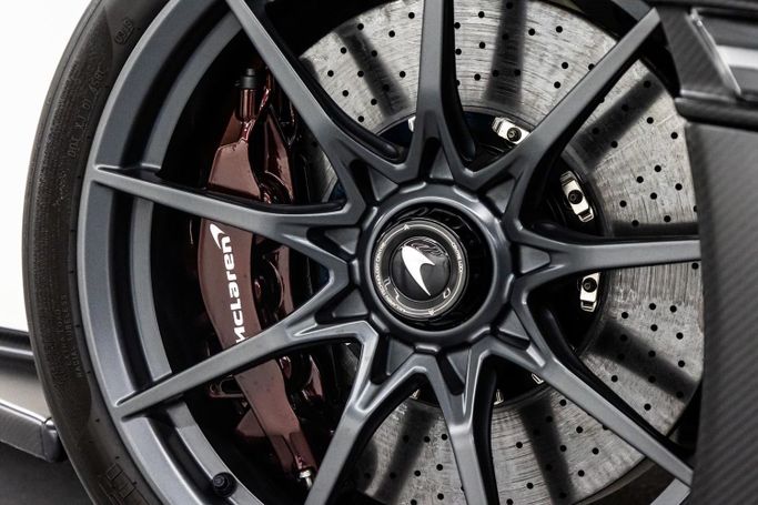 Подержанный McLaren Senna, 4.0 л, 2019 в Дубае от PUPIL OF FATE MOTORS Белый цвет. GCC | AUTO.AE