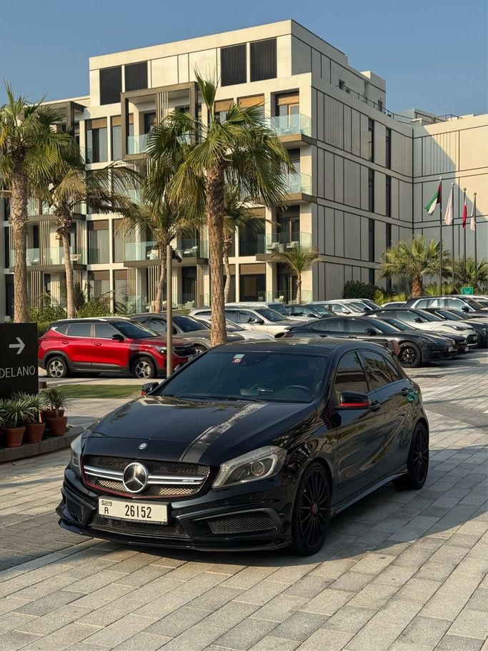 مستعملة Mercedes-Benz A-Class AMG 45 AMG I (W176) شد الوجه, 2.0 l, 2015 في في دبي، اللون أسود. مواصفات الخليج | AUTO.AE